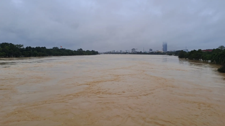 Huế và Đà Nẵng mưa to, lũ nhiều sông vẫn trên báo động 3